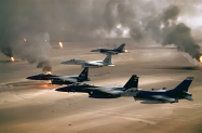 1024px-USAF_F-16A_F-15C_F-15E_Desert_Storm_edit2